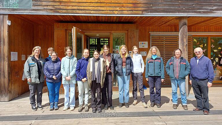 Die Teilnehmerinnen des Girls’ Day mit den Försterinnen Valerie Kantelberg, Elke Rützel und Annette Fricker sowie dem 1. Vorsitzenden des Fördervereins Walderlebniszentrum Gramschatzer Wald Burkard Losert.