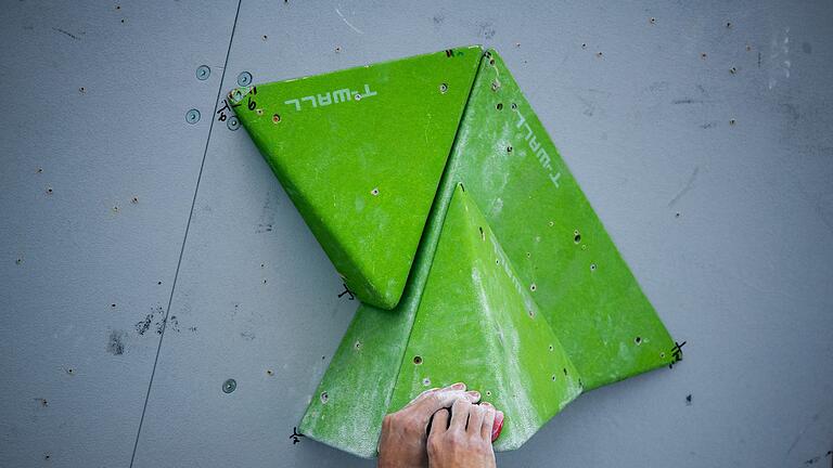 Ein Mann beim Bouldern       -  Fingerkraft ist gefragt! Beim Bouldern müssen aber auch Beine und Rumpf ordentlich arbeiten.