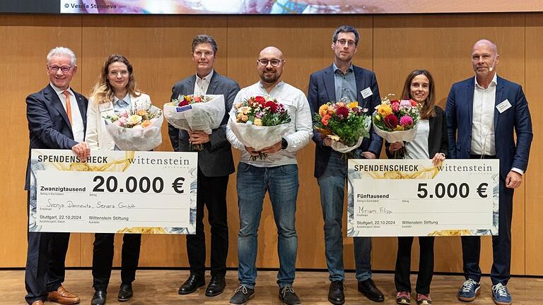 Alle Finalisten des Wittenstein Biointelligenz Preises: Manfred Wittenstein (Wittenstein Stiftung), Svenja Dannewitz (Senara GmbH), Oliver Schwarz (Fraunhofer IPA), Matthias Stier (Variolytics GmbH), Adrian Eilingsfeld (Festo SE), Miriam Filippi (ETH Zürich) und Thomas Bauernhansl (Fraunhofer IPA). Nicht im Bild: Brett Kagan (Cortical Labs).