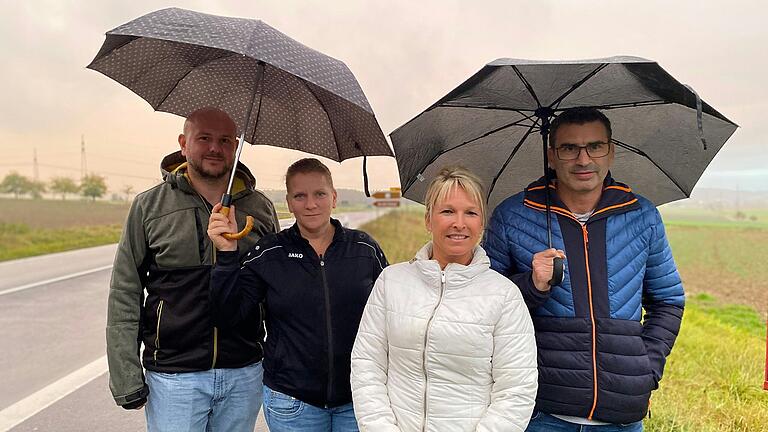 Seit der Umstellung der Buslinie zwischen Lohr und Karlstadt sind die Menschen im Lohrer Stadtteil Halsbach schlechter angebunden, finden Stefan Braun (von links), Barbara Müller, Stefanie Ries und Alexander Amend.&nbsp;