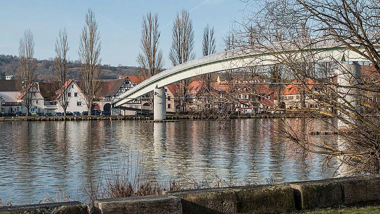 Vom Ludwig-Volk-Steg zwischen Veitshöchheim und Margetshöchheim hat Frank Eschenbeck den Ölteppich gefilmt. Vom Ludwig-Volk-Steg zwischen Veitshöchheim und Margetshöchheim hat Frank Eschenbeck den Ölteppich gefilmt.
