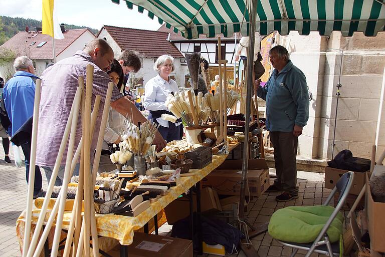 Roßhaarbesen, Flaschenbürsten, Weihwasserpinselchen – manches gibt es (fast) nur auf dem Markt und in Prölsdorf gleich an mehreren Ständen. Roßhaarbesen, Flaschenbürsten, Weihwasserpinselchen – manches gibt es (fast) nur auf dem Markt und in Prölsdorf gleich an mehreren Ständen.