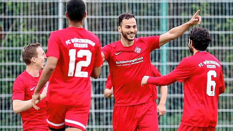 Rel LL-BYL Nord, 2. Runde, FC Würzburger Kickers - VFL Frohnlach       -  Da kommt Freude auf: Eben hat Adam Jabiri (Zweiter von rechts) das 4:0 geschossen, mit ihm freuen sich die Kickers-Mitspieler (von links) Sebastian Fries, James Joseph Hammond und Christian Demirtas.