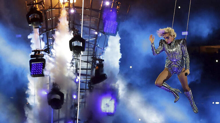 Lady Gaga - Lady Gaga schwebt auf die Bühne. Foto: Patrick Semansky Lady Gaga - Lady Gaga schwebt auf die Bühne. Foto: Patrick Semansky