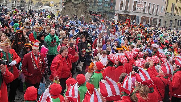 Alle Teilnehmer des Kinderfaschingszugs sammelten sich am Ende am Vierröhrenbrunnen.FotoS: Beate Spinrath