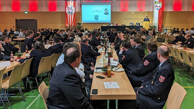 Die Wiesentheider Steigerwaldhalle war auch in diesem Jahr bei der Kommandanten-Dienstversammlung des Landkreises Kitzingen wieder sehr gut besucht. Die Wiesentheider Steigerwaldhalle war auch in diesem Jahr bei der Kommandanten-Dienstversammlung des Landkreises Kitzingen wieder sehr gut besucht.