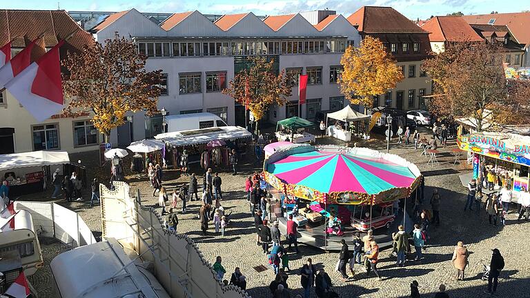Stände und Fahrgeschäfte verteilen sich während der Kirchweih über den Marktplatz. Stände und Fahrgeschäfte verteilen sich während der Kirchweih über den Marktplatz.