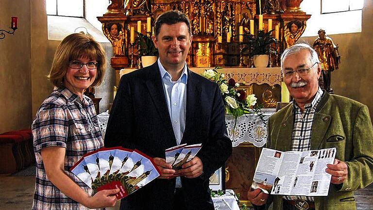 Vielfältige Informationen: Der Kirchenführer für die Langenleitner Kirche wurde von Günter Metz (rechts) erstellt. Dekan Andreas Krefft und die Langenleitner Kirchenpflegerin Monika Schlereth (links) freuten sich, dass das Wissen über die Kunstschätze nun niedergeschrieben wurde. Vielfältige Informationen: Der Kirchenführer für die Langenleitner Kirche wurde von Günter Metz (rechts) erstellt. Dekan Andreas Krefft und die Langenleitner Kirchenpflegerin Monika Schlereth (links) freuten sich, dass das Wissen über die Kunstschätze nun niedergeschrieben wurde.