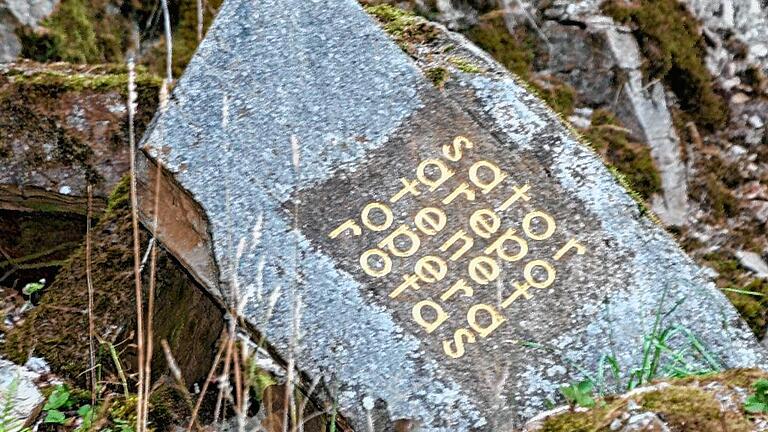 hermann de vries - Im nördlichen Steigerwald findet der aufmerksame Wanderer solche in Gold gefasste Inschriften von Herman de Vries. hermann de vries - Im nördlichen Steigerwald findet der aufmerksame Wanderer solche in Gold gefasste Inschriften von Herman de Vries.