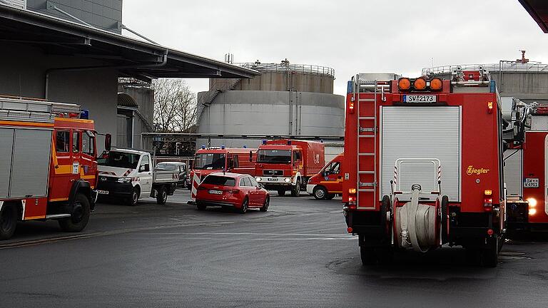 Mit drei Trupps hatte die Feuerwehr den Schwelrand schnell unter Kontrolle. Mit drei Trupps hatte die Feuerwehr den Schwelrand schnell unter Kontrolle.