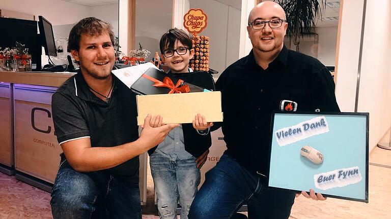 Glücklich über den neuen Laptop (von links): Felix Haub, Fynn Haub und Vladi Hummel. Glücklich über den neuen Laptop (von links): Felix Haub, Fynn Haub und Vladi Hummel.