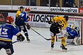Ambergs Brett Mennear scheitert im ersten Versuch zwar noch an Mighty-Dogs-Schlussmann Benedict Roßberg, trifft dann aber doch noch zum 0:1.
