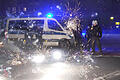 Berliner Polizeibeamte stehen hinter einem explodierendem Feuerwerk: Nach Angriffen auf Einsatzkräfte in der Silvesternacht hat die Diskussion um Konsequenzen begonnen.