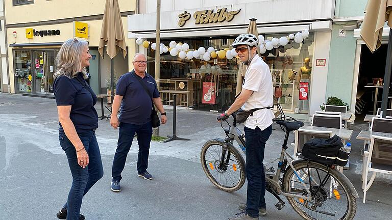 Die Sicherheitswacht im Jahr 2023 in einem Gespräch mit einem einsichtigen Radfahrer. - Die Sicherheitswacht im Jahr 2023 in einem Gespräch mit einem einsichtigen Radfahrer. Die Sicherheitswacht im Jahr 2023 in einem Gespräch mit einem einsichtigen Radfahrer. - Die Sicherheitswacht im Jahr 2023 in einem Gespräch mit einem einsichtigen Radfahrer.
