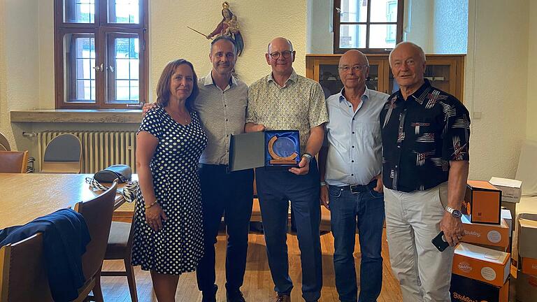 Das Foto zeigt die Verabschiedung und Geschenkübergabe, von links Stellvertreterin Bürgermeister Frau Vavrikova, Bürgermeister Simko, Bürgermeister Stadelmann, Altbürgermeiter Winkler und Herr Slovacek.
