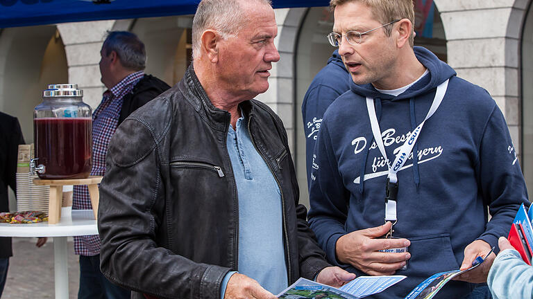 Überzeugungsarbeit: Oliver Jörg beim Bürgergespräch am Info-Stand seiner Partei in Würzburg. Foto: Dita Vollmond Überzeugungsarbeit: Oliver Jörg beim Bürgergespräch am Info-Stand seiner Partei in Würzburg. Foto: Dita Vollmond