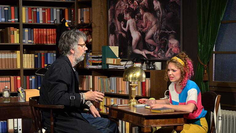 Anna Schindlbeck und Ingo Pfeiffer brillieren in der Komödie 'Bildung für Rita', mit der das Maßbacher Theater Premiere seines neuen Programms feiert - diesmal in der Lauertalhalle. Foto: Sebastian Worch - Anna Schindlbeck und Ingo Pfeiffer brillieren in der Komödie 'Bildung für Rita', mit der das Maßbacher Theater Premiere seines neuen Programms feiert - diesmal in der Lauertalhalle. Foto: Sebastian Worch Anna Schindlbeck und Ingo Pfeiffer brillieren in der Komödie 'Bildung für Rita', mit der das Maßbacher Theater Premiere seines neuen Programms feiert - diesmal in der Lauertalhalle. Foto: Sebastian Worch - Anna Schindlbeck und Ingo Pfeiffer brillieren in der Komödie 'Bildung für Rita', mit der das Maßbacher Theater Premiere seines neuen Programms feiert - diesmal in der Lauertalhalle. Foto: Sebastian Worch