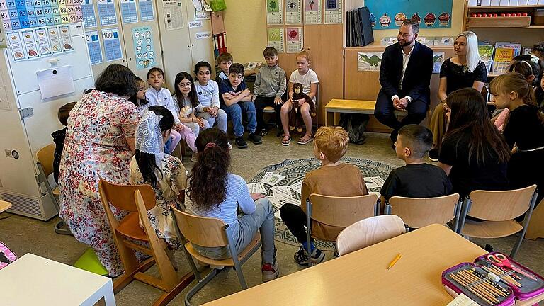 Markus Hümpfer mit Rektorin Sabrina Neckov in einer zweiten Klasse der Grundschule.