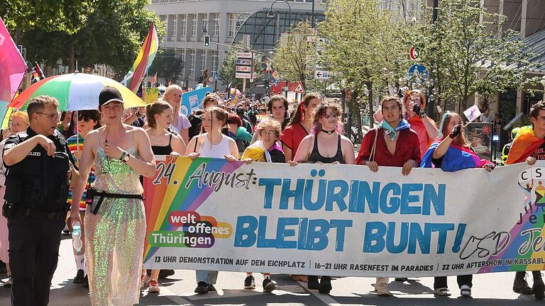 Christopher Street Day - Jena       -  Unter dem Motto &bdquo;Thüringen bleibt bunt!&rdquo; gingen viele Menschen beim CSD auf die Straße.