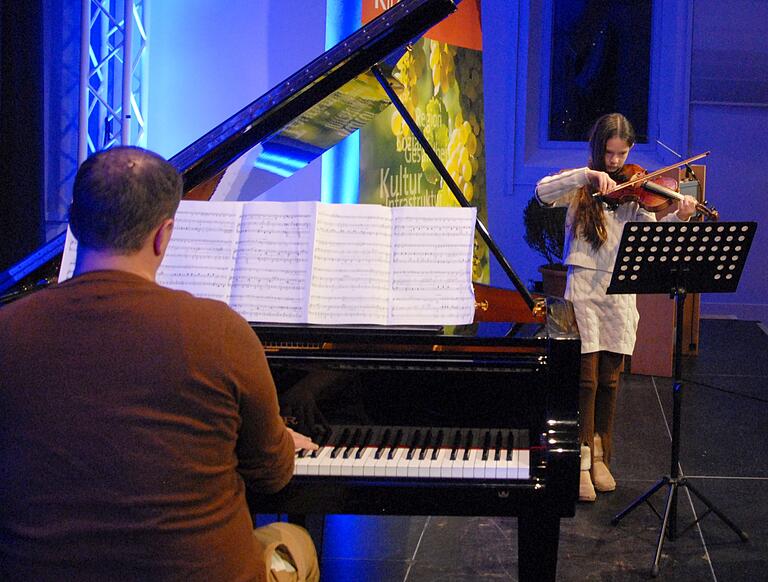Eine der konzertierenden Jugendlichen war Charlotte Reinlein mit der Violine. Eine der konzertierenden Jugendlichen war Charlotte Reinlein mit der Violine.
