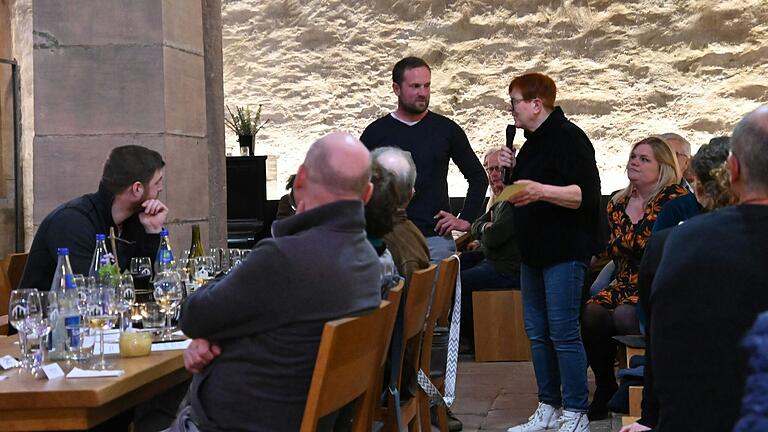 Gudrun Weiske im Gespräch mit Michael Benz, einem der neun Jungwinzer bei der Weinprobe Talentschoppen in Kloster Bronnbach.