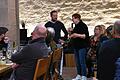 Gudrun Weiske im Gespräch mit Michael Benz, einem der neun Jungwinzer bei der Weinprobe Talentschoppen in Kloster Bronnbach.