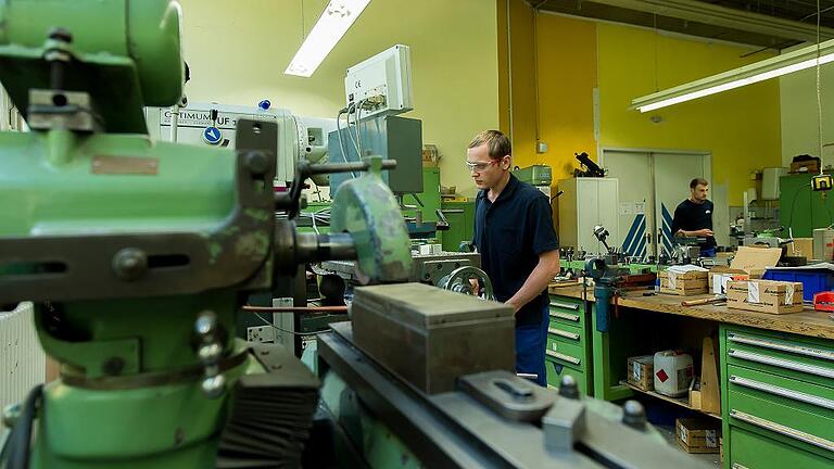 Es soll weitergehen für die meisten afz-Bereiche und etwa 150 Mitarbeiter der insolventen afz Service GmbH, auch wenn diese abgewickelt wird. Im Bild: Ausbildung in der Metallwerkstatt, aufgenommen vor einem Jahr, im Juli 2016.