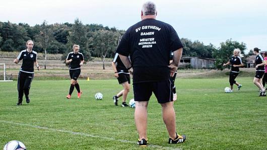 Trainer Markus Stühler überwacht die Trainingseinheiten bei den Frauenfußballerinnen des SV Ostheim. 51 Partien stand der Eichelsdorfer an der Seitenlinie, in der letzten Saison gelang dem SVO die Meisterschaft in der Bezirksliga. Trainer Markus Stühler überwacht die Trainingseinheiten bei den Frauenfußballerinnen des SV Ostheim. 51 Partien stand der Eichelsdorfer an der Seitenlinie, in der letzten Saison gelang dem SVO die Meisterschaft in der Bezirksliga.