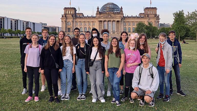 Die Karlstadter Schüler vor dem Reichstagsgebäude. Die Karlstadter Schüler vor dem Reichstagsgebäude.