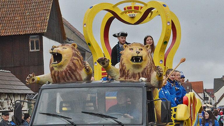 Beim Aubstädter Faschingszug war das Prinzenpaar Manuel I und Lea I dabei. Sie standen unter einer Riesen-Krone.