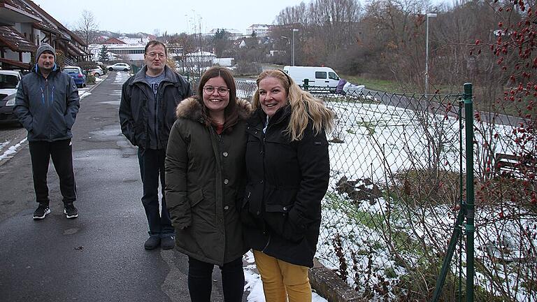 Wollen sich gegen eine Bebauung der Fläche vor ihren Häusern wehren: Thomas Sauer, Peter Stühler, Laura Goller und ihre Mutter Doris Herrmann. Fotos: Ralf Dieter