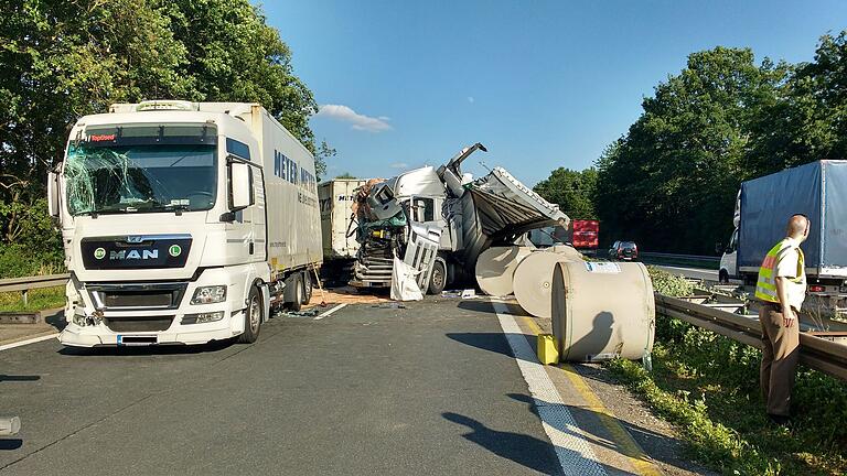 Schwere Lkw-Unfälle führen fast immer zur Totalsperre einer Richtungsfahrbahn. Für die alarmierten Rettungskräfte eine Herausforderung, die Unfallstelle zu erreichen.