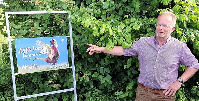 Der Gadheimer Jagdpächter Michael Hein stellte fest, dass die Biolandbau-Vernetzung nicht nur für die Insekten, sondern auch für den Wildlebensraum des Niederwildes in der Flur eine große Rolle spiele. Der Gadheimer Jagdpächter Michael Hein stellte fest, dass die Biolandbau-Vernetzung nicht nur für die Insekten, sondern auch für den Wildlebensraum des Niederwildes in der Flur eine große Rolle spiele.