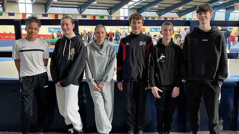 LAZ Kreis Würzburg Team in Fürth bei den Nordbayerischen Meisterschaften (von links): Julie Denkey, Paulina Emmerling, Malou Schramm, Felix Kistner, Marcel Fiedler, Lennox Buchholzer.