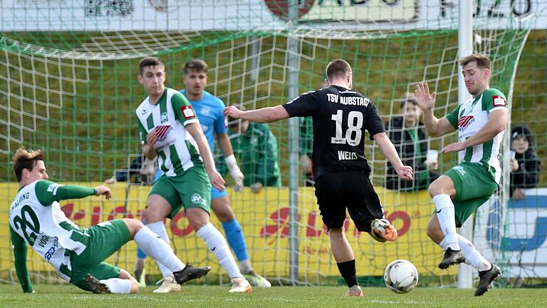 Mit einem satten Flachschuss erzielt Marvin Weiß in dieser Szene das goldene Tor beim 1:0-Auswärtssieg des TSV Aubstadt beim SV Schalding-Heining.