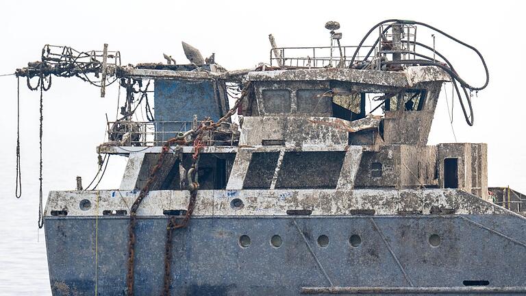 Bergung der gesunkenen &bdquo;Verity&rdquo; verzögert sich       -  Die beiden Wrackteile des gesunkenen Frachters &bdquo;Verity&rdquo; sind geborgen worden. Für die Bergung wurde das Schiff unter Wasser in zwei Teile geschnitten. Ein Schiffskran hob sie nacheinander aus dem Wasser.