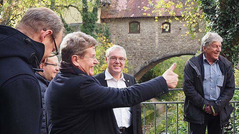 SPD-Stadträte Alexander Kolbow und Udo Feldinger, MdL Georg Rosenthal, Stefan Rettner von der Bürgervereinigung Heidingsfeld und ein vom Hochwasser betroffener Bürger (von links).