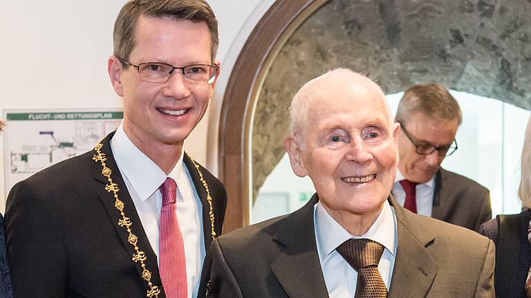 Der ehemalige Oberbürgermeister Kurt Petzold (rechts) mit dem aktuellen Amtsinhaber Sebastian Remelé beim Neujahrsempfang der Stadt Schweinfurt 2020.