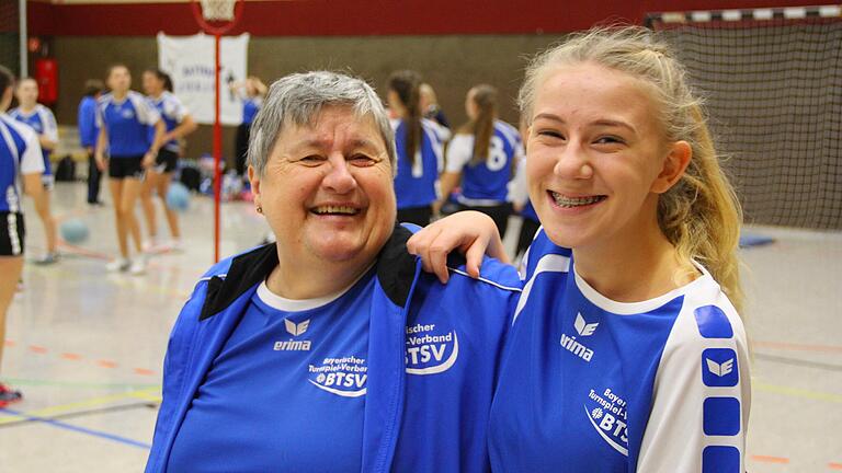 Ist dem Korbball immer noch verbunden: Inge Dittmar (links), die sich hier als Auswahltrainerin mit Chantal Brietzke im Jahr 2018 über das Abschneiden beim Länderpokal freut.