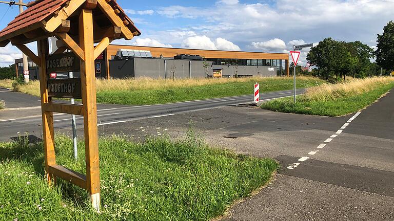 Noch ist die Zufahrt zum Industriegebiet an der Mönchstockheimer Straße bei Rügshofen recht provisorisch. Im August wird hier eine neue Linksabbiegerspur auf der Staatsstraße gebaut.