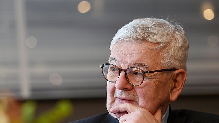 Joschka Fischer .jpeg       -  Joschka Fischer mahnt die Deutschen zu mehr Verantwortungsbewusstsein. Das Land müsse sich um seine eigene Sicherheit kümmern.