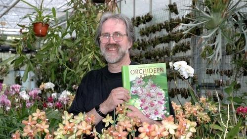 Fünf Jahre Arbeit und 30 Jahre Erfahrung stecken in dem „Orchideenatlas“, den Manfred Wolff aus Steinsfeld (im Bild) und sein Freund Olaf Gruß aus Grassau geschrieben haben. Das Buch ist gerade erschienen und bereits die zweite gemeinsame Veröffentlichung von Wolff und Gruß.       -  Fünf Jahre Arbeit und 30 Jahre Erfahrung stecken in dem „Orchideenatlas“, den Manfred Wolff aus Steinsfeld (im Bild) und sein Freund Olaf Gruß aus Grassau geschrieben haben. Das Buch ist gerade erschienen und bereits die zweite gemeinsame Veröffentlichung von Wolff und Gruß.