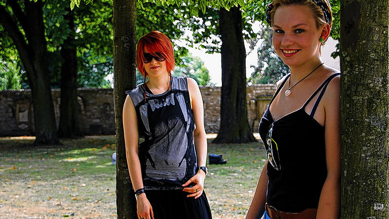 Cooler Look für heiße Tage: Annika und Franziska wissen, was man diesen Sommer trägt.