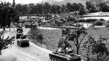 Amerikanische Panzer in Ochsenfurt Anfang       -  Amerikanische Panzer in Ochsenfurt Anfang April 1945: Das von deutschen Pionieren gesprengte Teil der Alten Mainbrücke hatten die Amerikaner schnell wieder repariert.