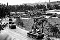 Amerikanische Panzer in Ochsenfurt Anfang       -  Amerikanische Panzer in Ochsenfurt Anfang April 1945: Das von deutschen Pionieren gesprengte Teil der Alten Mainbrücke hatten die Amerikaner schnell wieder repariert.