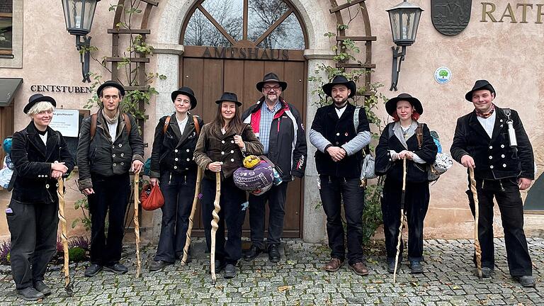 Bevor sich Tina Hartmann am Ortsschild verabschiedete, machte sie sich zusammen mit weiteren Gesellinnen und Gesellen in traditioneller Kluft auf den Weg zum Rathaus. Dort erhielten sie von Bürgermeister Martin Link (4. von rechts) das Siegel der Gemeinde für ihr Wanderbuch. Bevor sich Tina Hartmann am Ortsschild verabschiedete, machte sie sich zusammen mit weiteren Gesellinnen und Gesellen in traditioneller Kluft auf den Weg zum Rathaus. Dort erhielten sie von Bürgermeister Martin Link (4. von rechts) das Siegel der Gemeinde für ihr Wanderbuch.