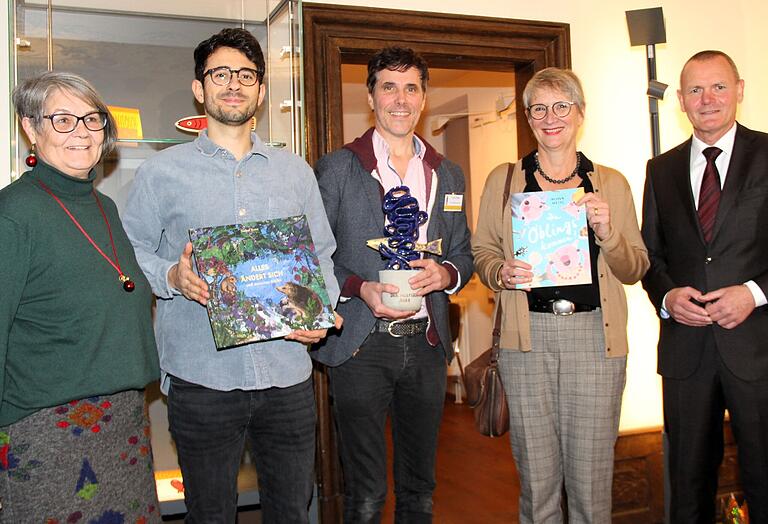 Preisverleihung des 10. Meefisch-Wettbewerbs im Franck-Haus (von links): Astrid Simon (Schöningh-Buchhandlung), Raphael Crespo Vidal (in Vertretung der Publikumspreisträgerin Isabel Roos), Meefisch-Gewinner 2023 Oliver Weiss, Bettina Herre (S. Fischer-Verlage) und Bürgermeister Thomas Stamm. Preisverleihung des 10. Meefisch-Wettbewerbs im Franck-Haus (von links): Astrid Simon (Schöningh-Buchhandlung), Raphael Crespo Vidal (in Vertretung der Publikumspreisträgerin Isabel Roos), Meefisch-Gewinner 2023 Oliver Weiss, Bettina Herre (S. Fischer-Verlage) und Bürgermeister Thomas Stamm.