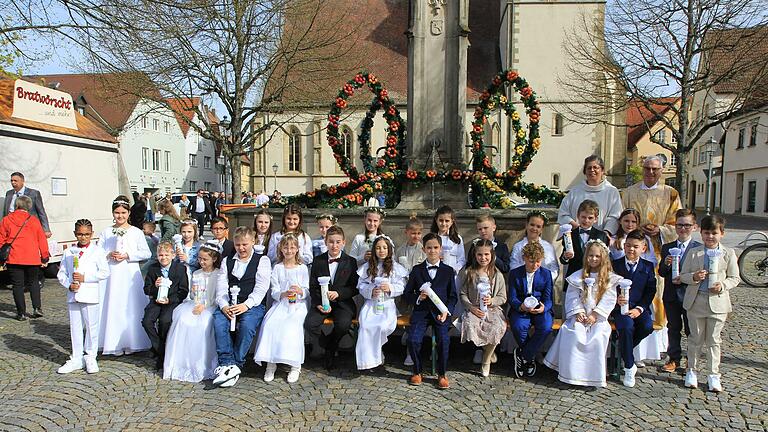 Am Weißen Sonntag feierten 27 Kinder der Pfarrei St. Kilian und Gefährten ihre Erstkommunion. Gemeinsam mit Pastoralreferentin Claudia Nowak und Pfarrer Joachim Morgenroth erfuhren sie zum ersten Mal, dass der Weinstock Jesu seine Reben - die Gläubigen - von innen heraus stärkt. Am Weißen Sonntag feierten 27 Kinder der Pfarrei St. Kilian und Gefährten ihre Erstkommunion. Gemeinsam mit Pastoralreferentin Claudia Nowak und Pfarrer Joachim Morgenroth erfuhren sie zum ersten Mal, dass der Weinstock Jesu seine Reben - die Gläubigen - von innen heraus stärkt.
