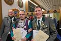 Schützenmeister Florian Inderwies (links) ehrte Christian Lutz für 25, Norbert Wolf für 40 Jahre Mitgliedschaft bei den Nenzenheimer Schützen.