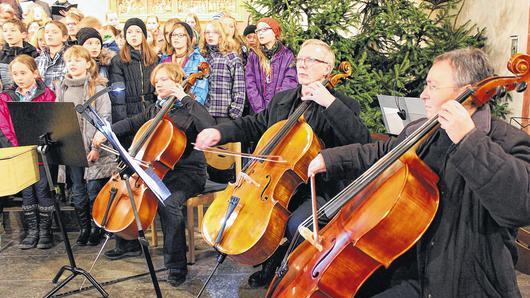 Beim „Angel's Carol“ waren Lehrerin Kerstin Klein sowie Michael und Elisabeth Groß vom Zeiler Kammerorchester mit ihren Kontrabässen dabei. Beim „Angel's Carol“ waren Lehrerin Kerstin Klein sowie Michael und Elisabeth Groß vom Zeiler Kammerorchester mit ihren Kontrabässen dabei.